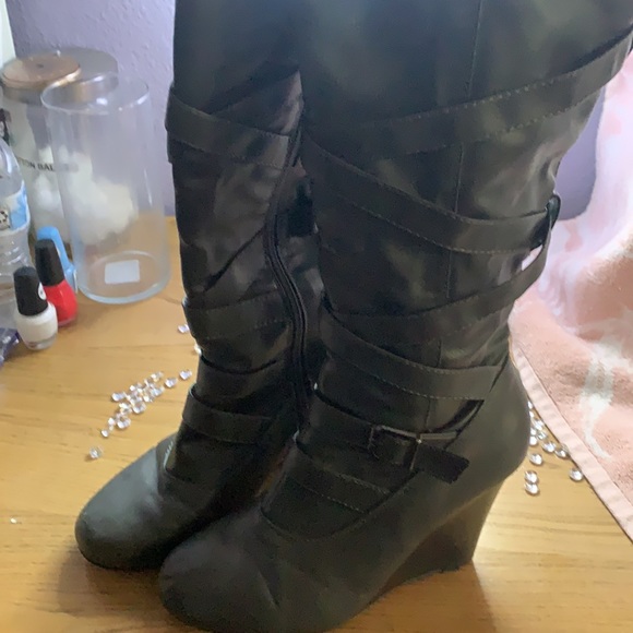 Boots - Picture 3 of 4